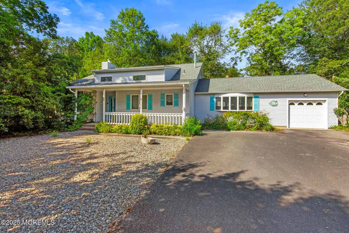 Attached, Exterior, Facade, Cape Cod