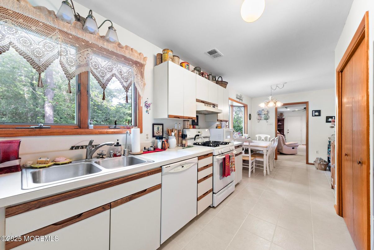 Chandelier, Dining room, Interior, Kitchen