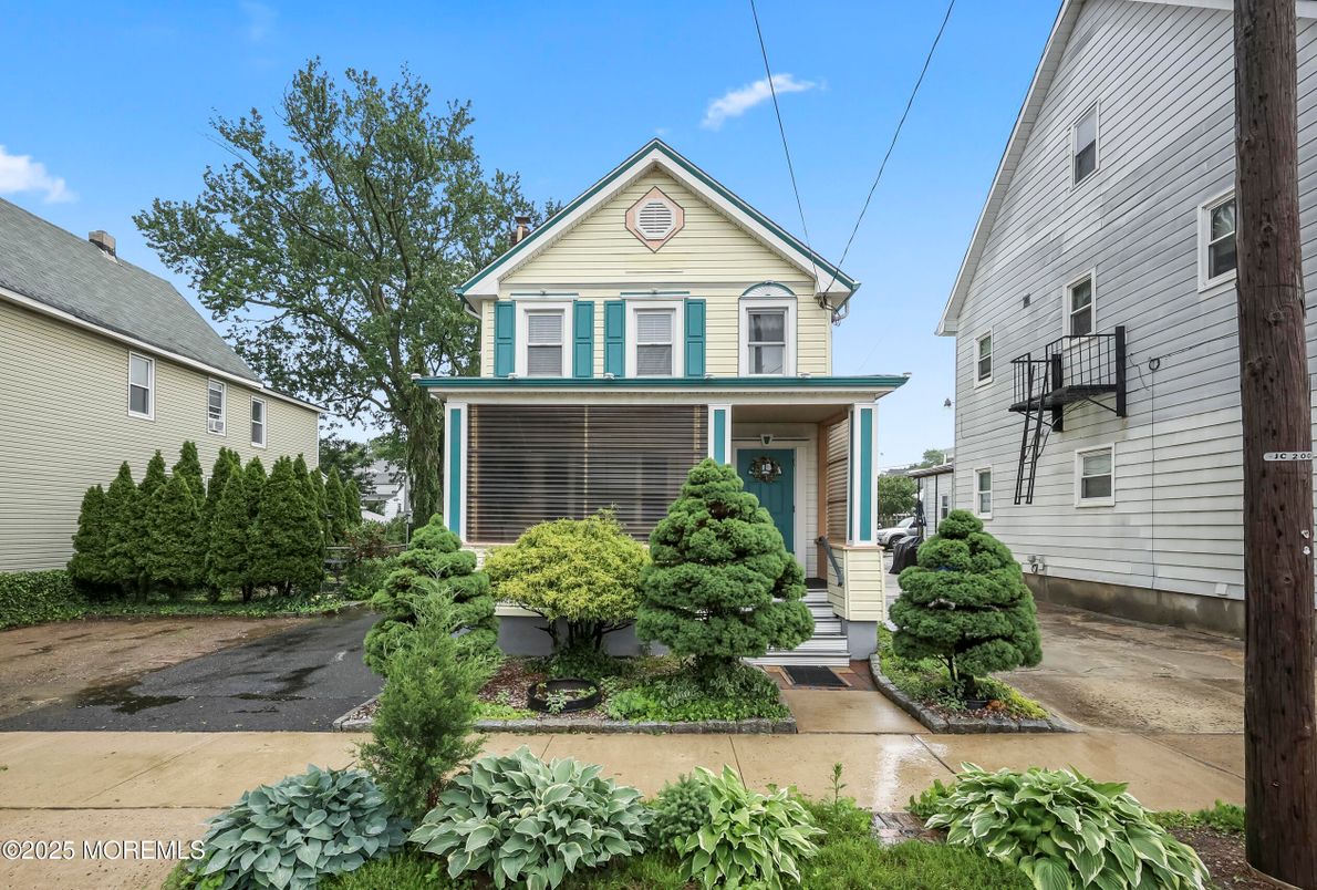 Exterior, Facade, Queen Anne Victorian