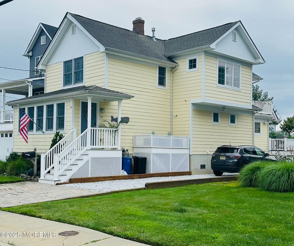 Attached, Exterior, Facade, Queen Anne Victorian