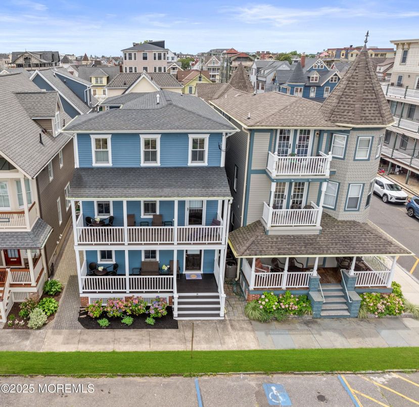 Exterior, Facade, Queen Anne Victorian