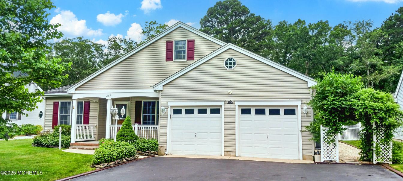 Attached, Exterior, Facade, Ranch