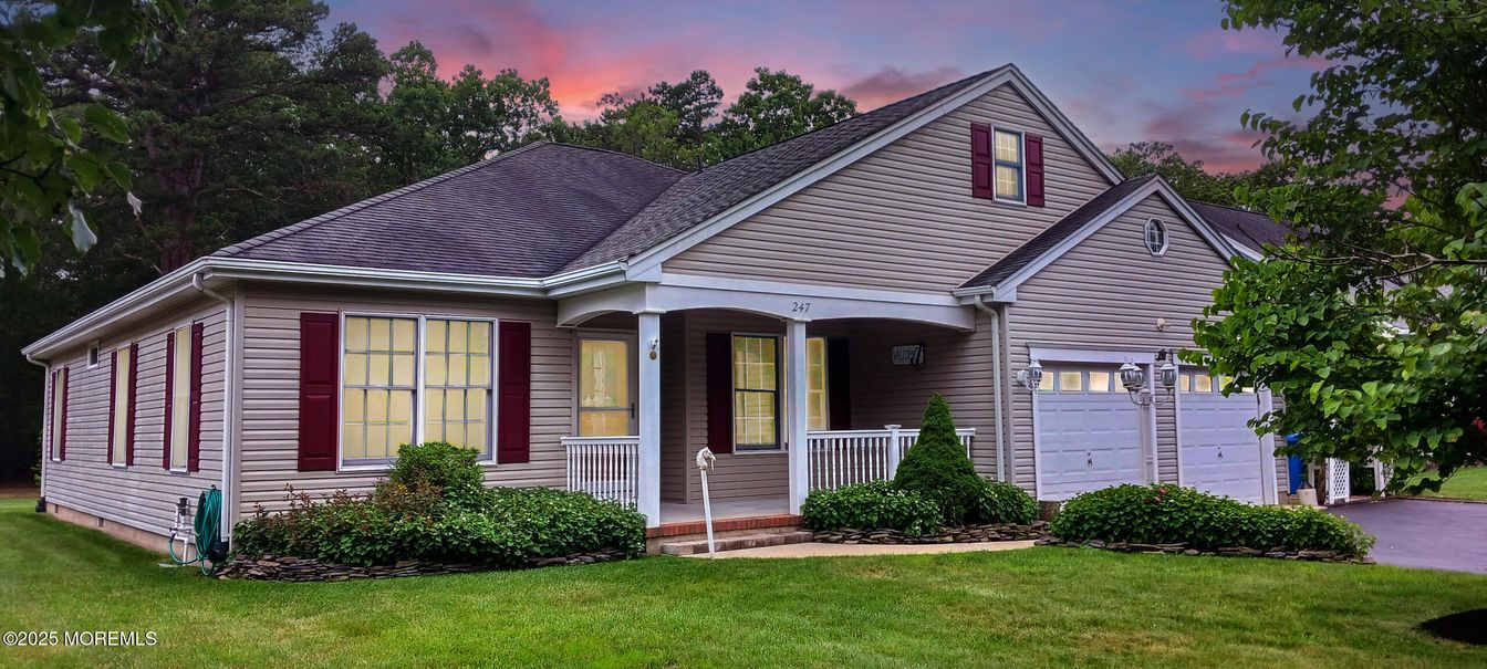 Attached, Exterior, Facade, American Craftsman