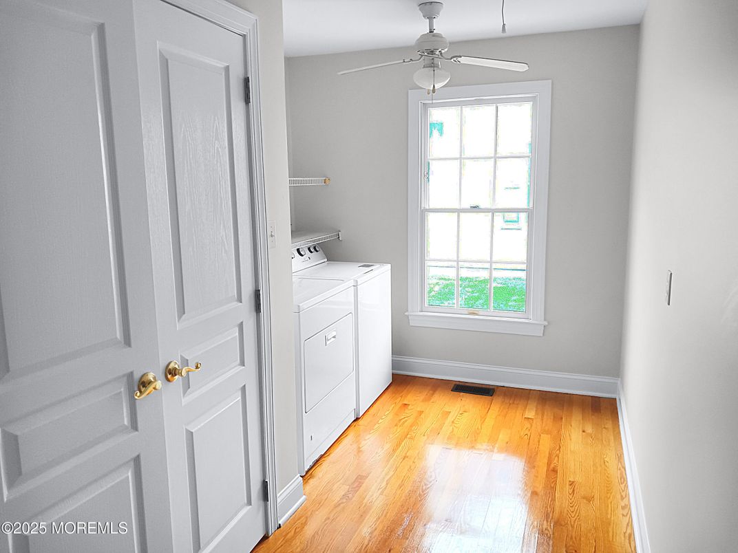 Interior, Washer, Wood Texture Flooring