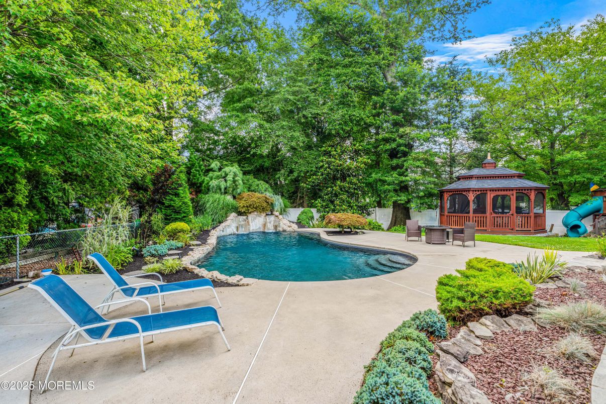 Exterior, Playground, Pool