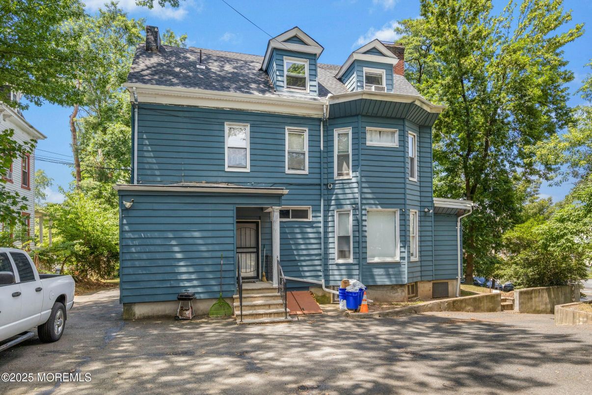 Exterior, Facade, American Foursquare
