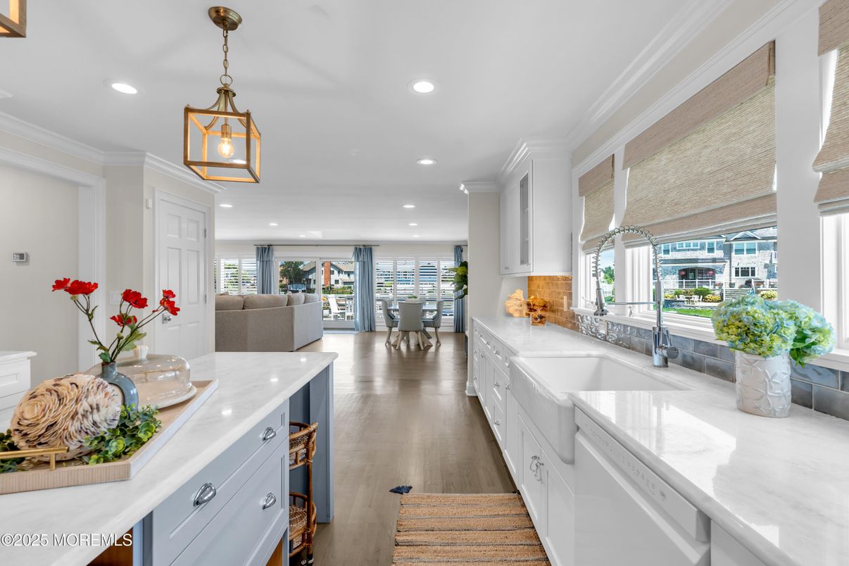Dining room, Interior, Kitchen, Pendant Lights, Recessed Lighting, Wood Texture Flooring