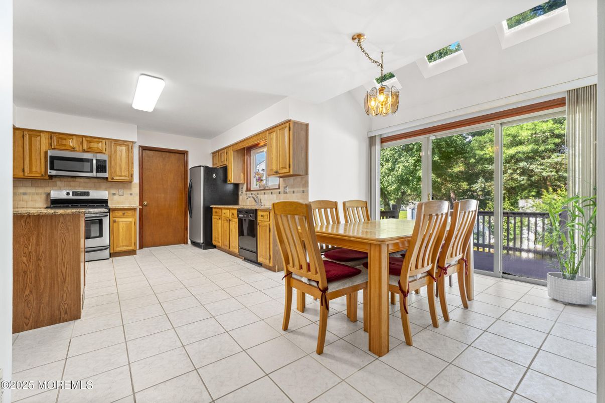 Dining room, Interior, Kitchen, Pendant Lights, Stainless Steel Appliances