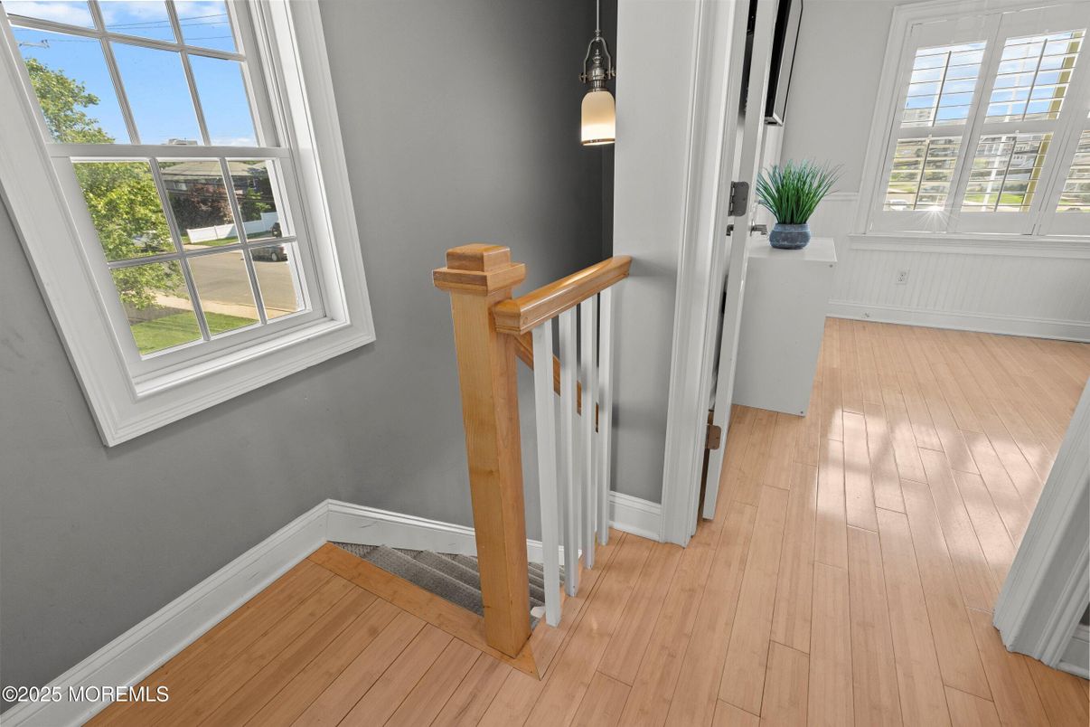 Interior, Pendant Lights, Wood Texture Flooring