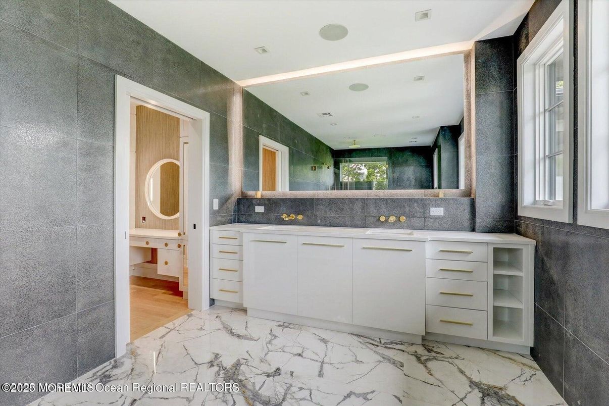 Bathroom, Interior, Marble, Recessed Lighting