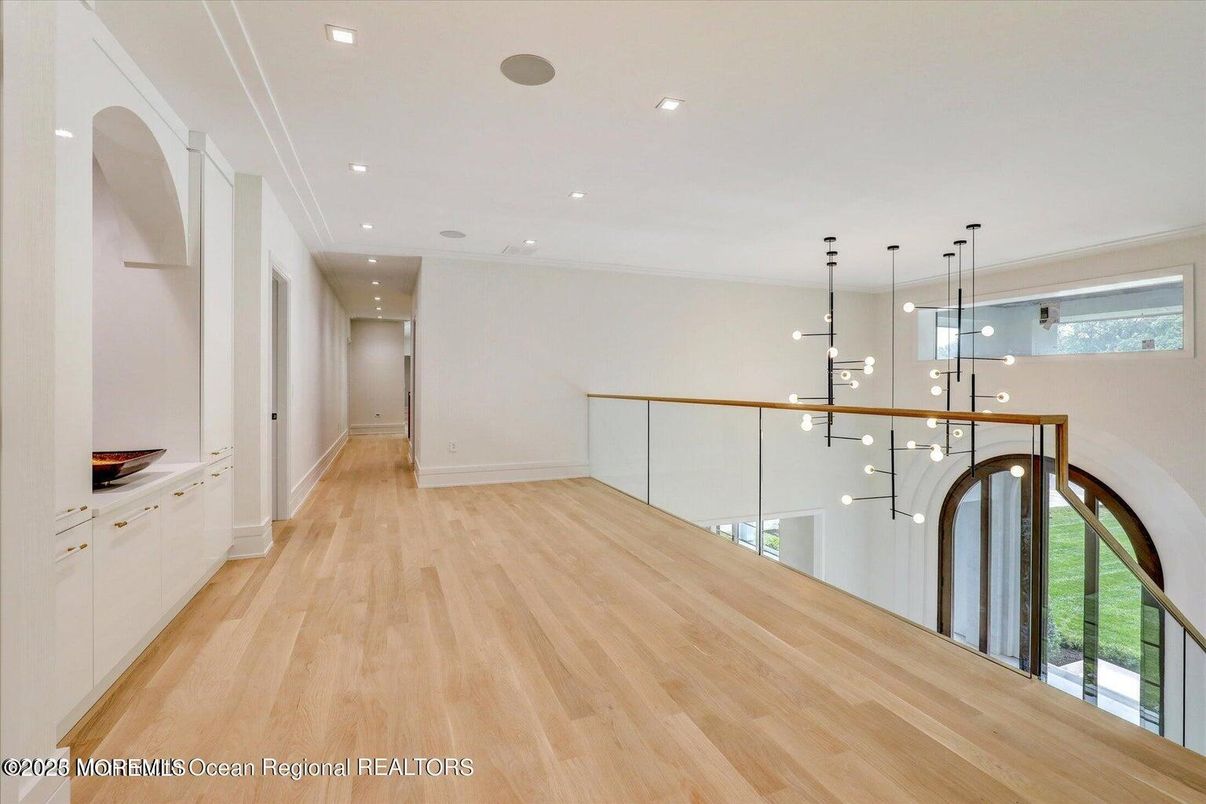 Interior, Pendant Lights, Recessed Lighting, Wood Texture Flooring
