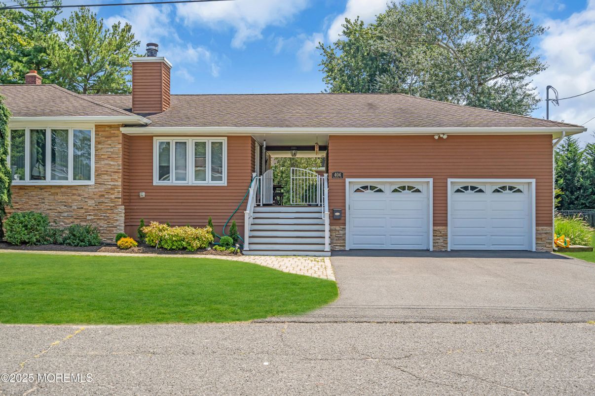 Attached, Exterior, Facade, Ranch