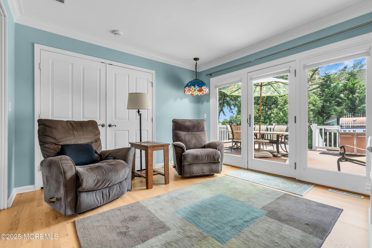 Interior, Pendant Lights, Sun Room, Wood Texture Flooring