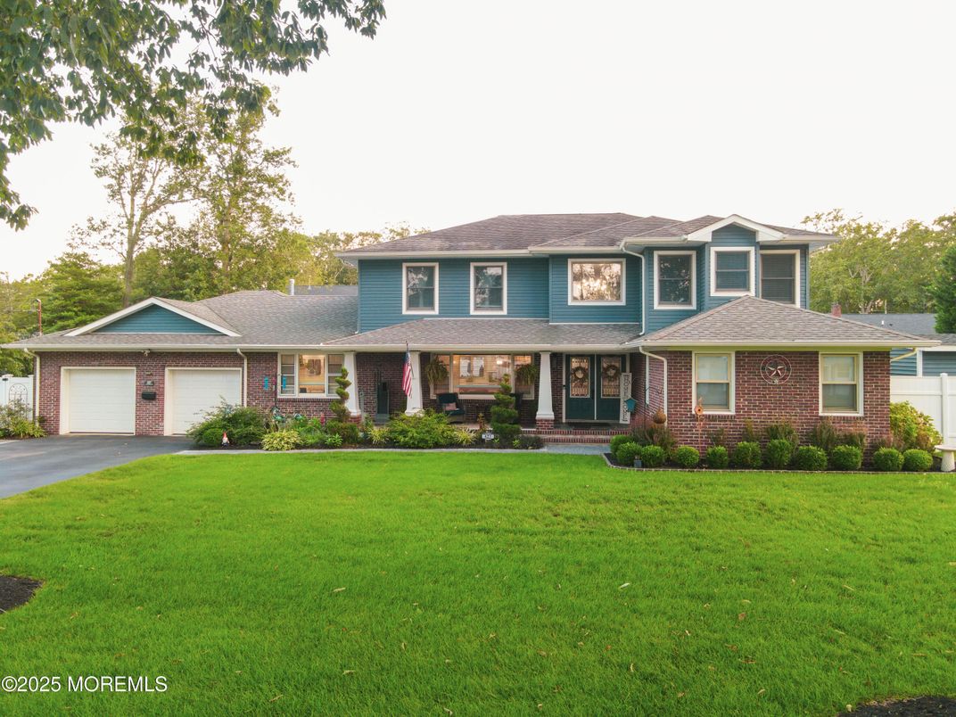 Attached, Exterior, Facade, Brick Facade, Split Level