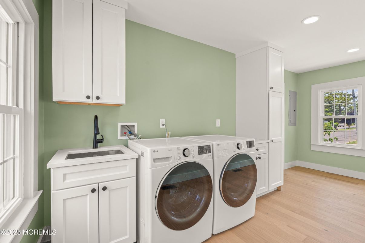 Interior, Recessed Lighting, Washer, Wood Texture Flooring