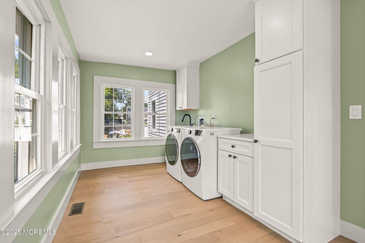 Interior, Recessed Lighting, Washer, Wood Texture Flooring