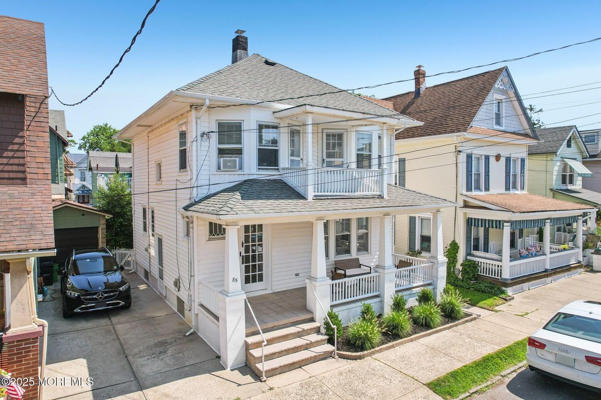 Exterior, Facade, Queen Anne Victorian