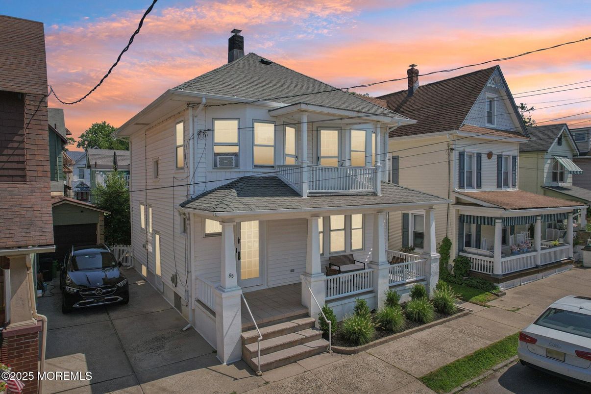 Exterior, Facade, Queen Anne Victorian