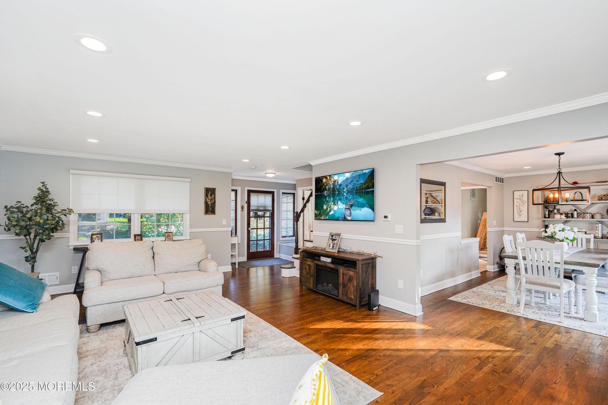 Chandelier, Dining room, Interior, Living room, Recessed Lighting, Wood Texture Flooring
