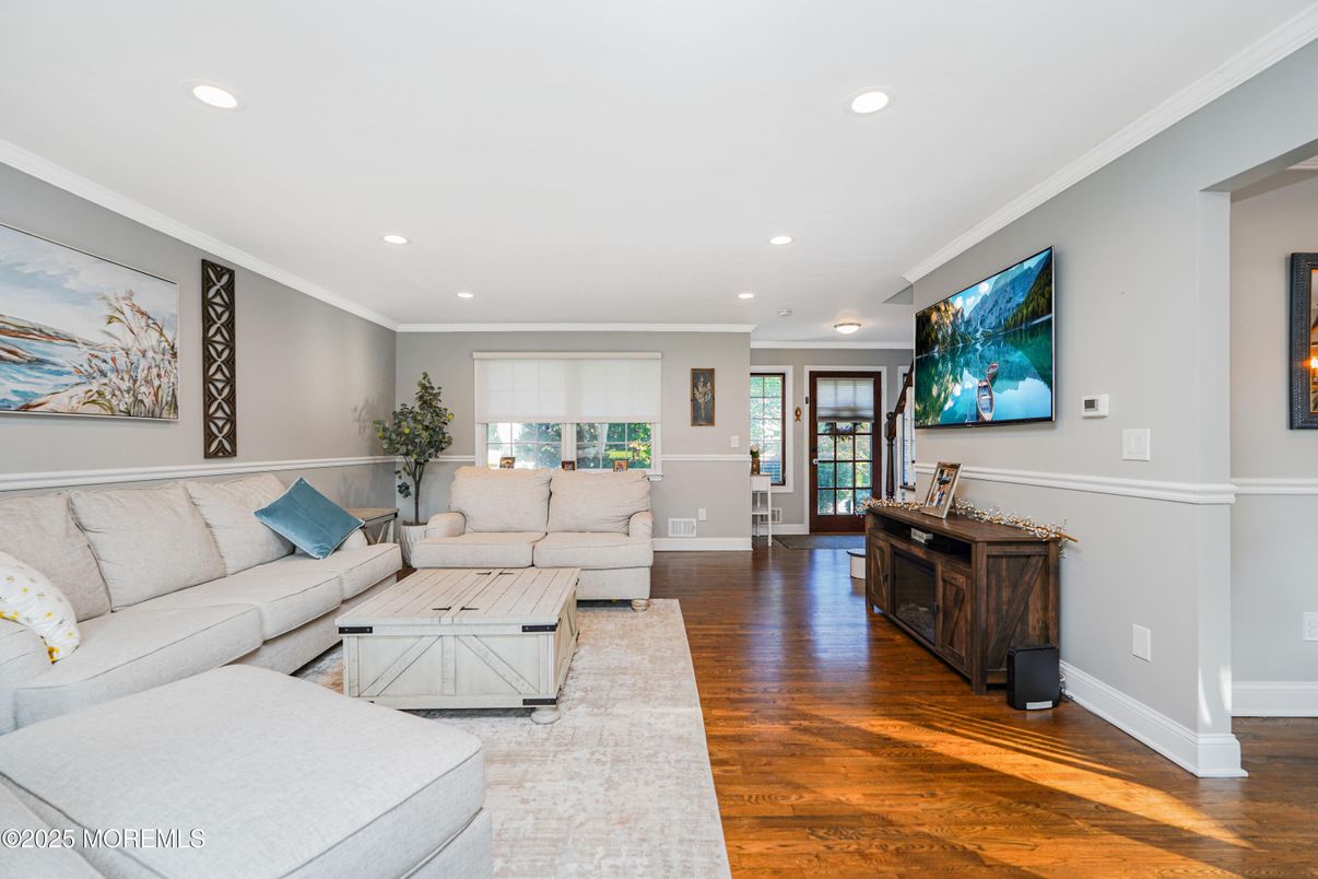 Interior, Living room, Recessed Lighting, Wood Texture Flooring