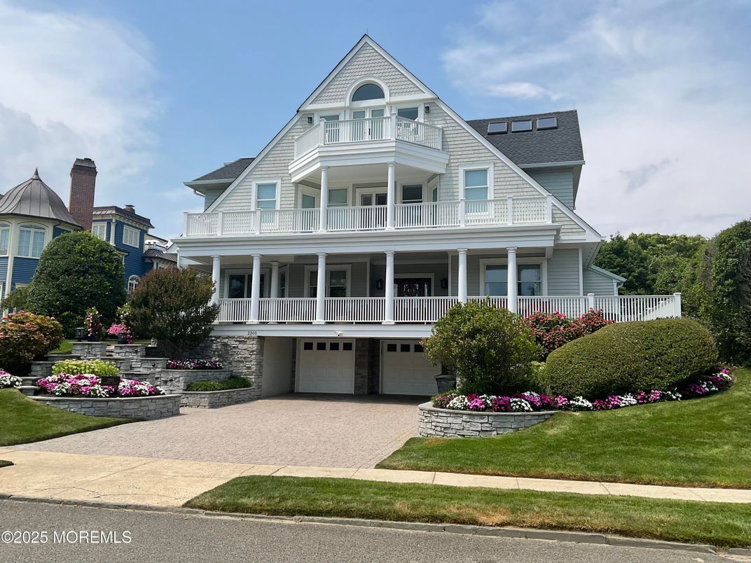 Exterior, Facade, Queen Anne Victorian