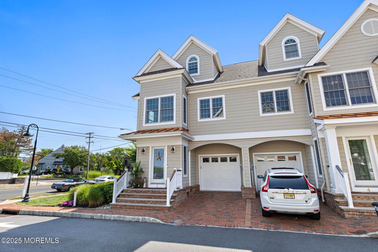 Attached, Exterior, Facade, Queen Anne Victorian