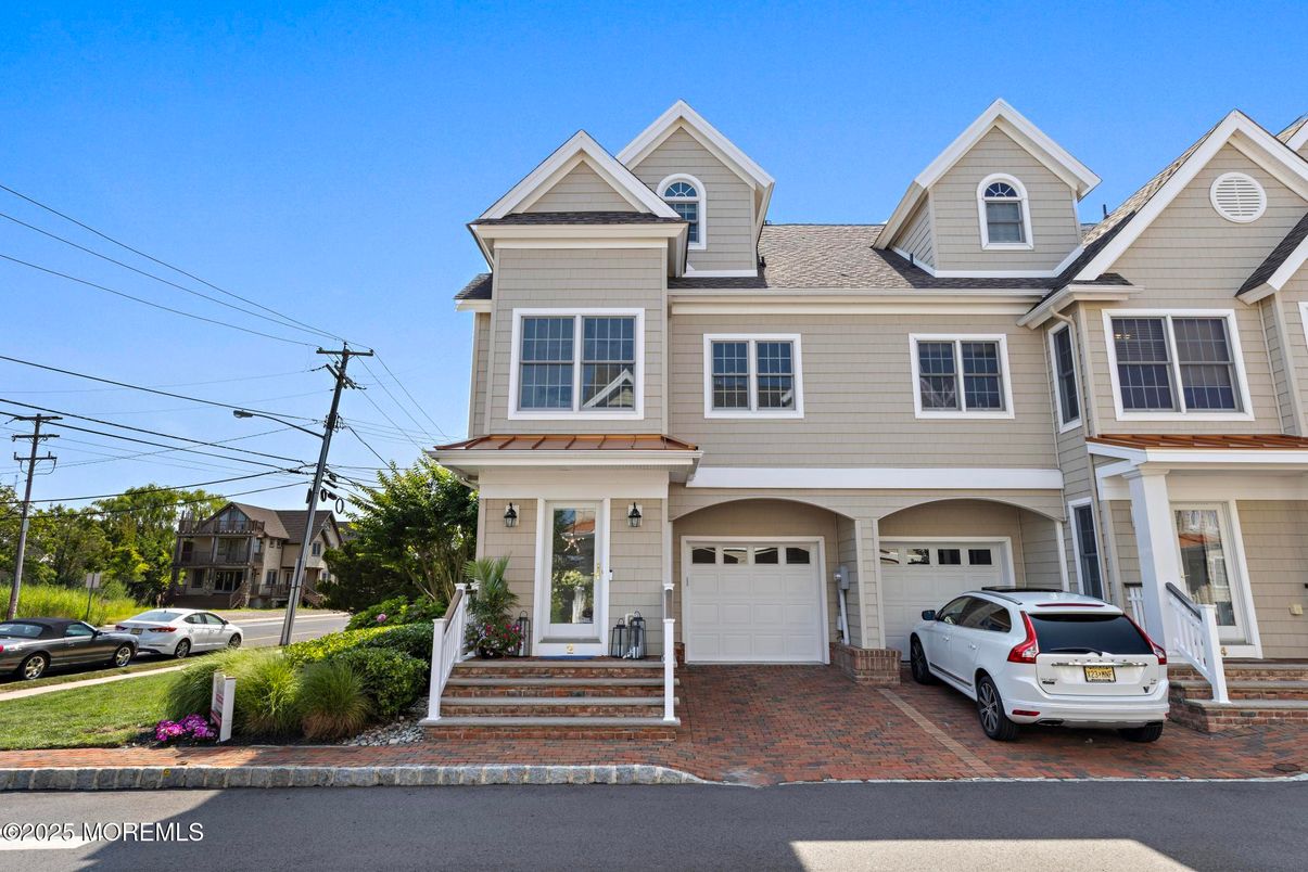 Attached, Exterior, Facade, Queen Anne Victorian