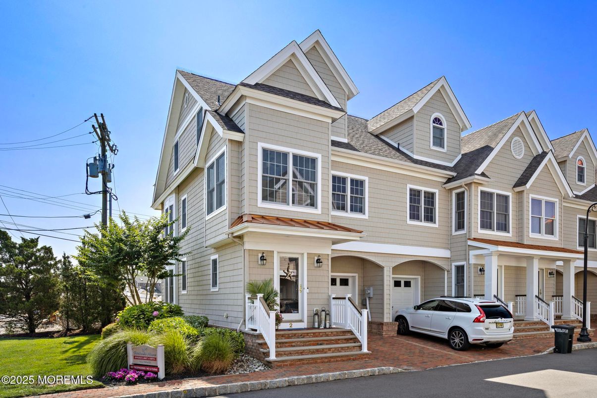 Exterior, Facade, Queen Anne Victorian