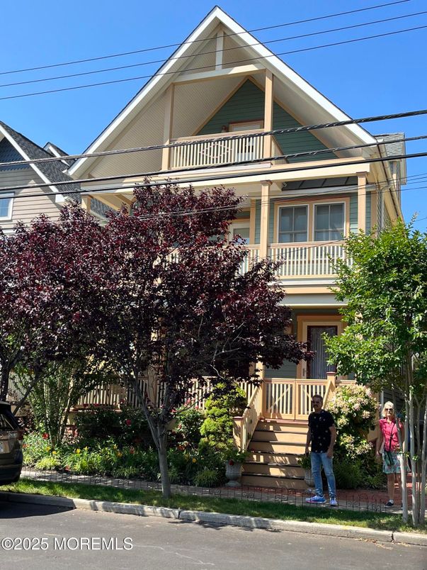 Exterior, Facade, Queen Anne Victorian
