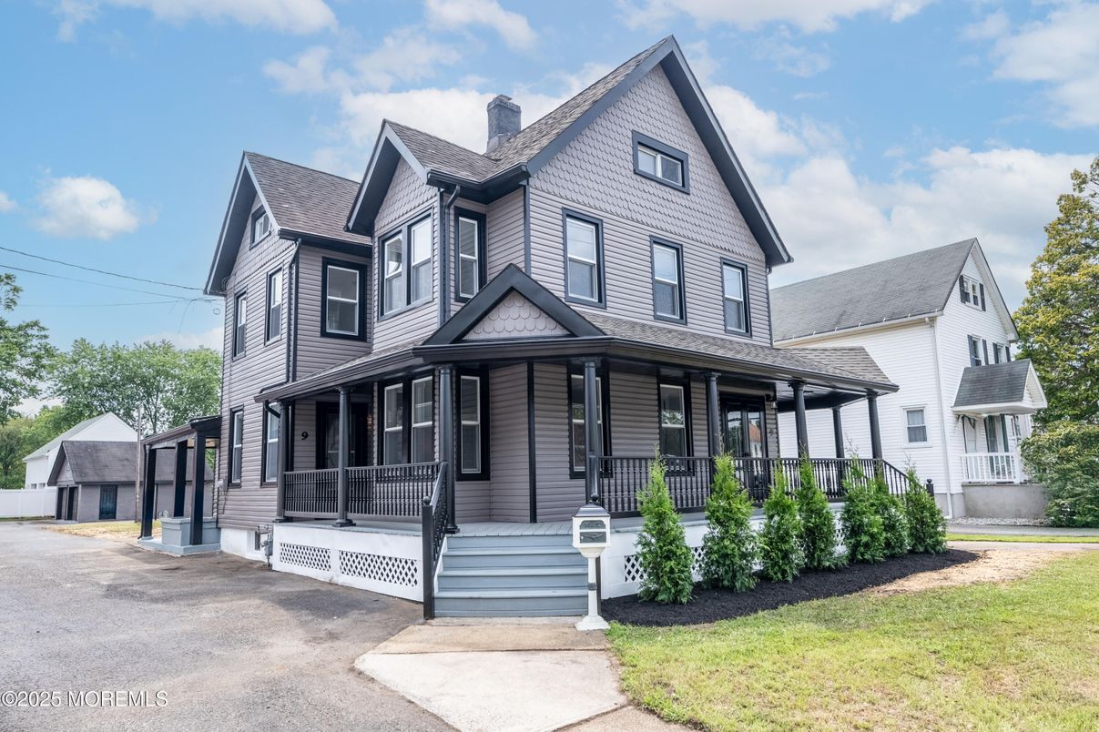 Exterior, Facade, Queen Anne Victorian