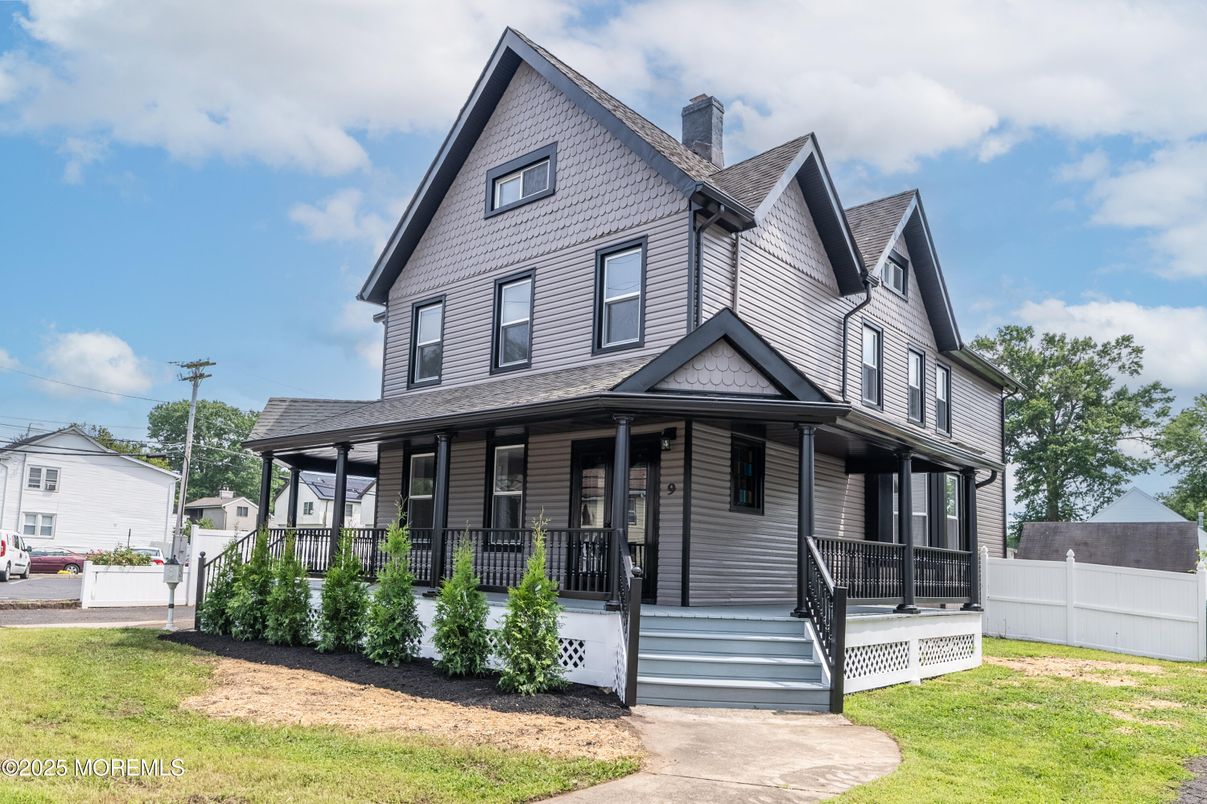 Exterior, Facade, Queen Anne Victorian
