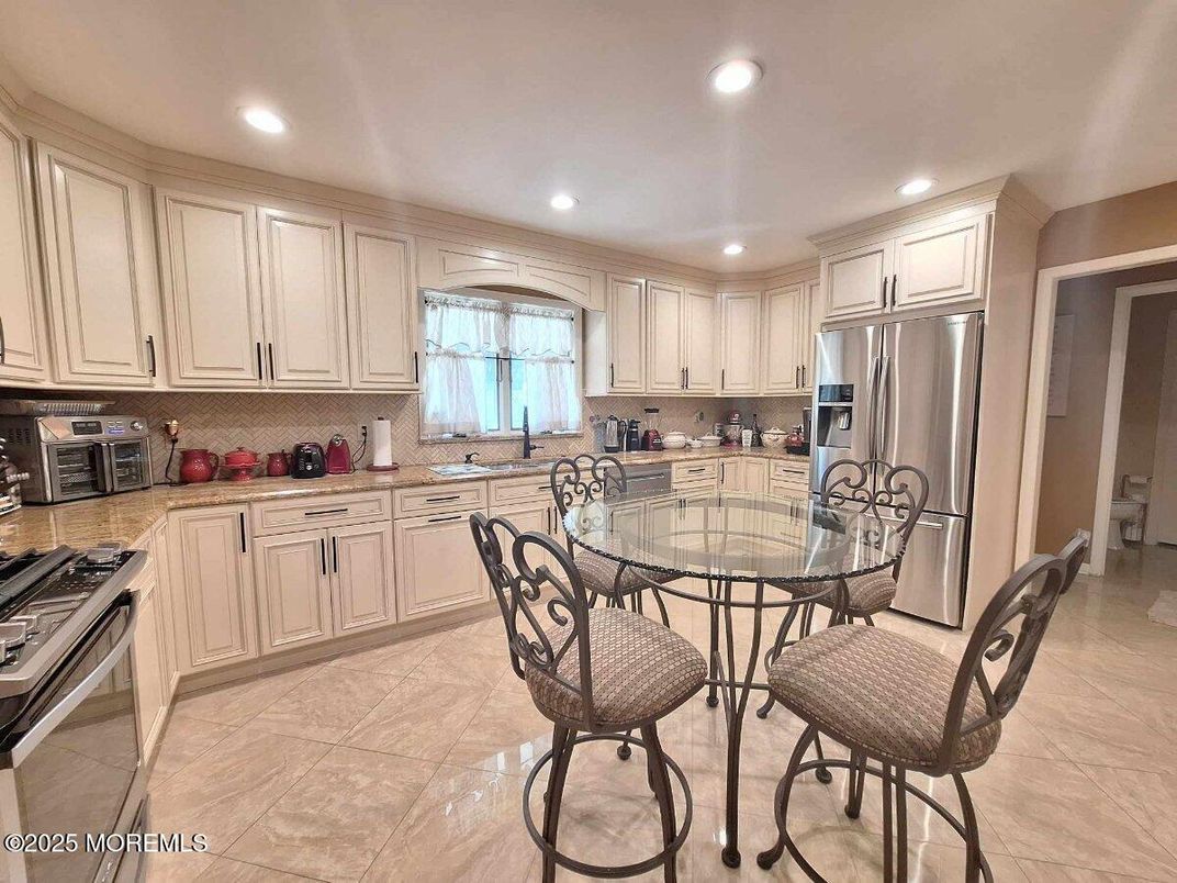 Dining room, Interior, Kitchen, Recessed Lighting, Stainless Steel Appliances
