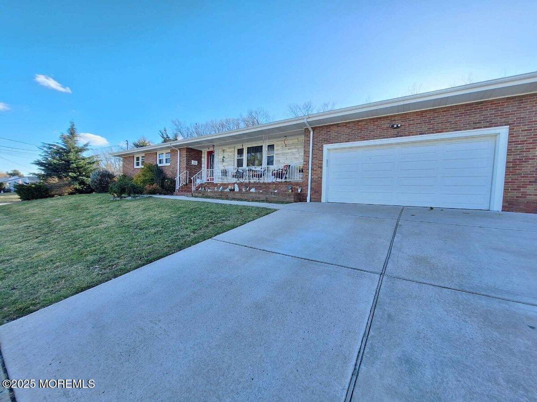 Attached, Exterior, Facade, Brick Facade, Ranch