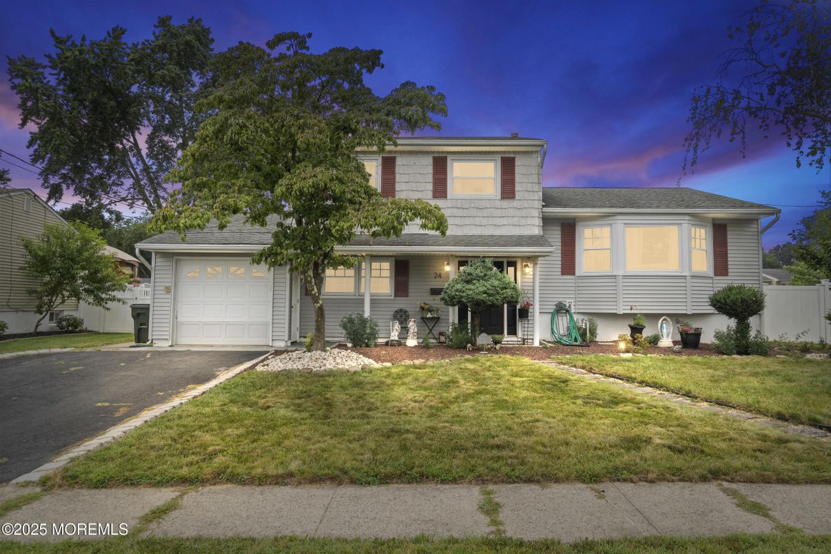 Attached, Exterior, Facade, Split Level