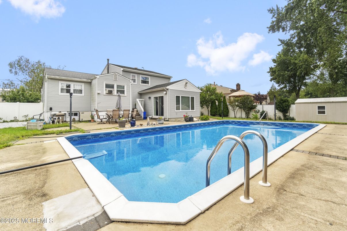 Exterior, Pool