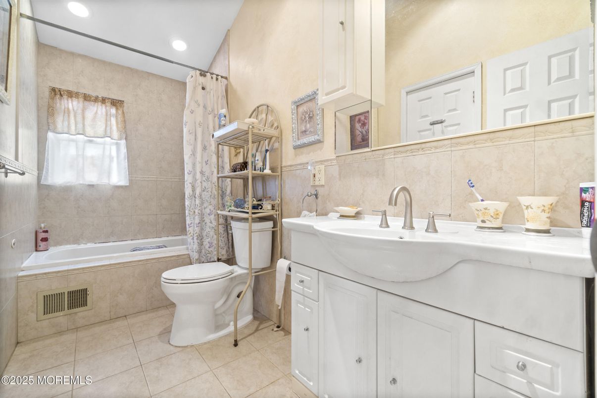 Bathroom, Interior, Recessed Lighting