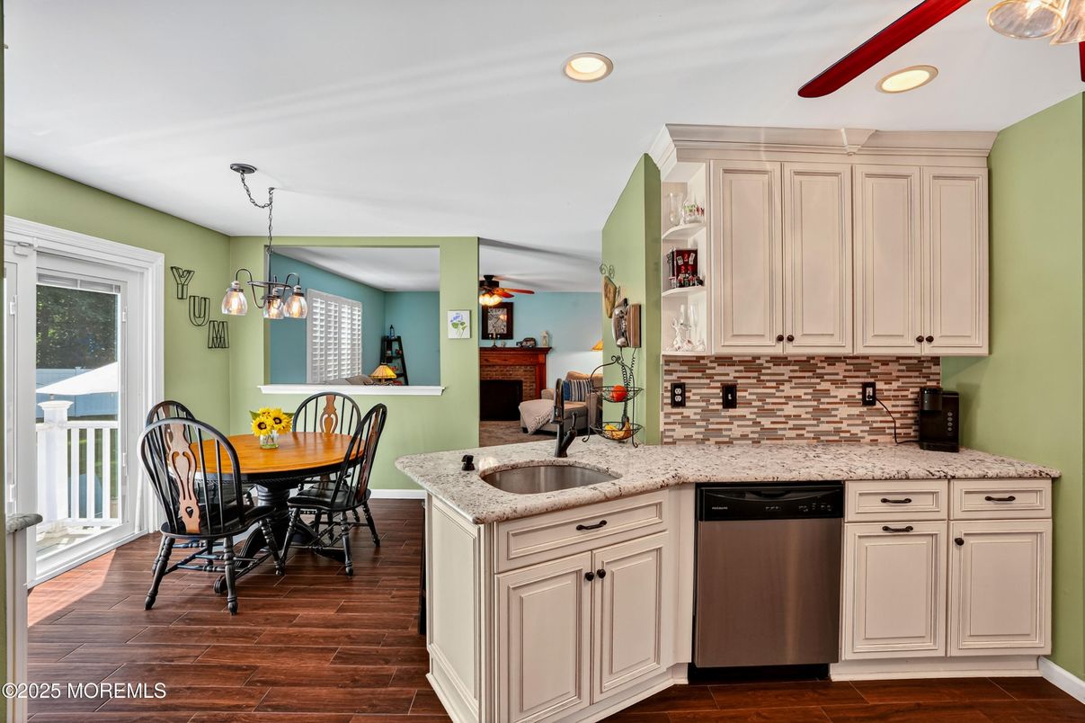 Dining room, Interior, Kitchen, Pendant Lights, Recessed Lighting, Wood Texture Flooring