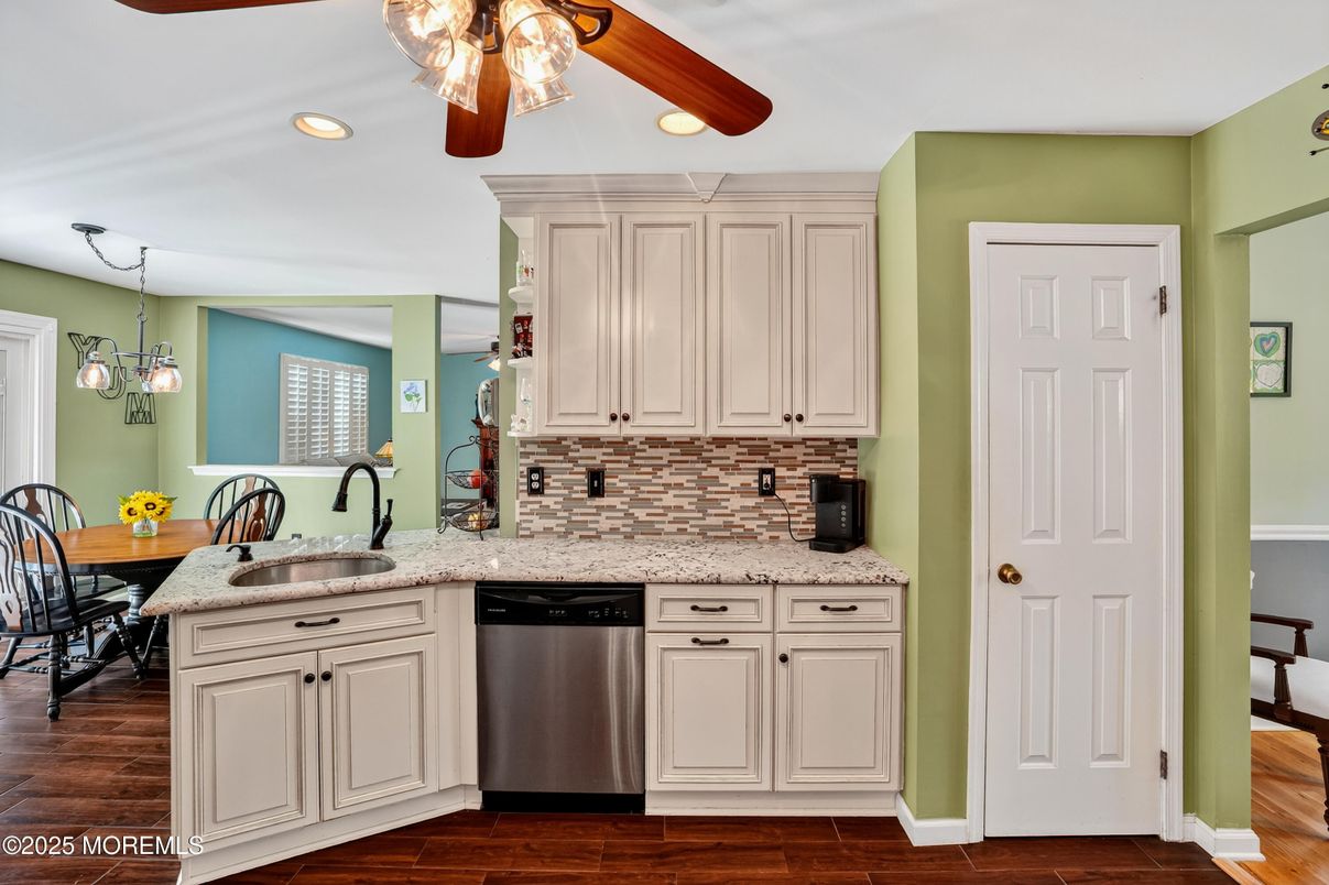 Dining room, Interior, Kitchen, Pendant Lights, Recessed Lighting, Wood Texture Flooring