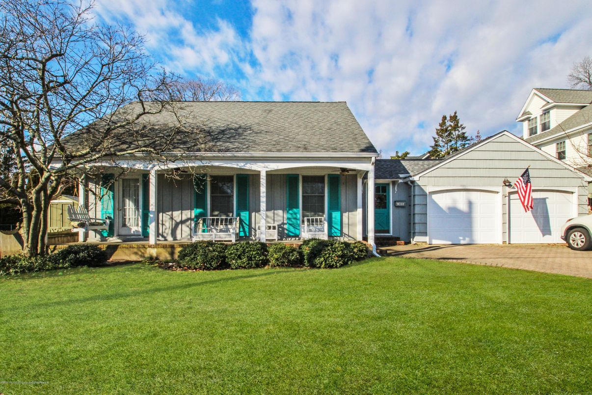 Attached, Exterior, Facade, Cape Cod