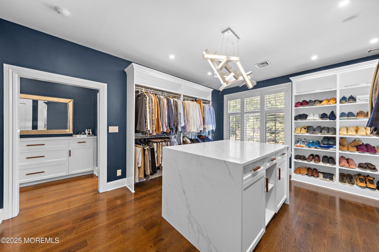 Interior, Pendant Lights, Recessed Lighting, Walk-in Closets, Wood Texture Flooring