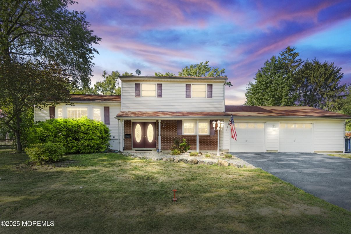 Attached, Exterior, Facade, Brick Facade, Split Level
