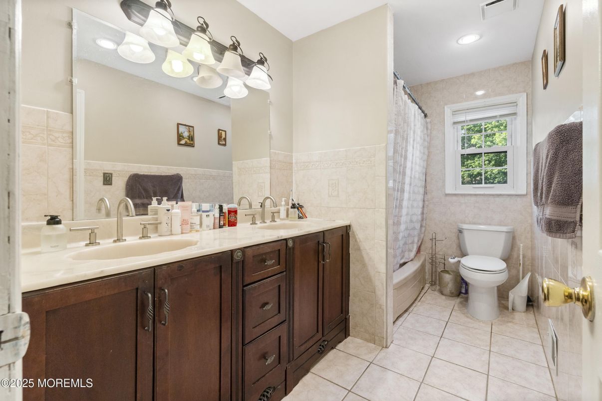Bathroom, Dual Sink Vanities, Interior, Recessed Lighting