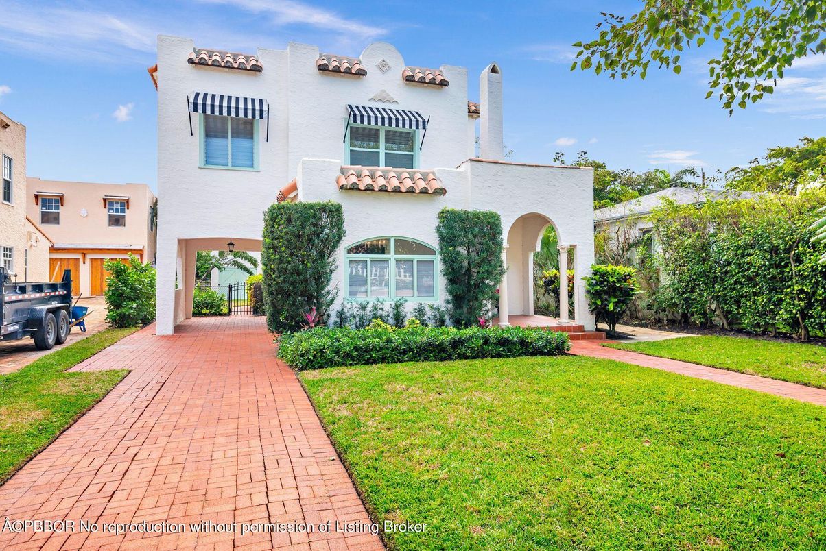 Exterior, Facade, Spanish Mediterranean