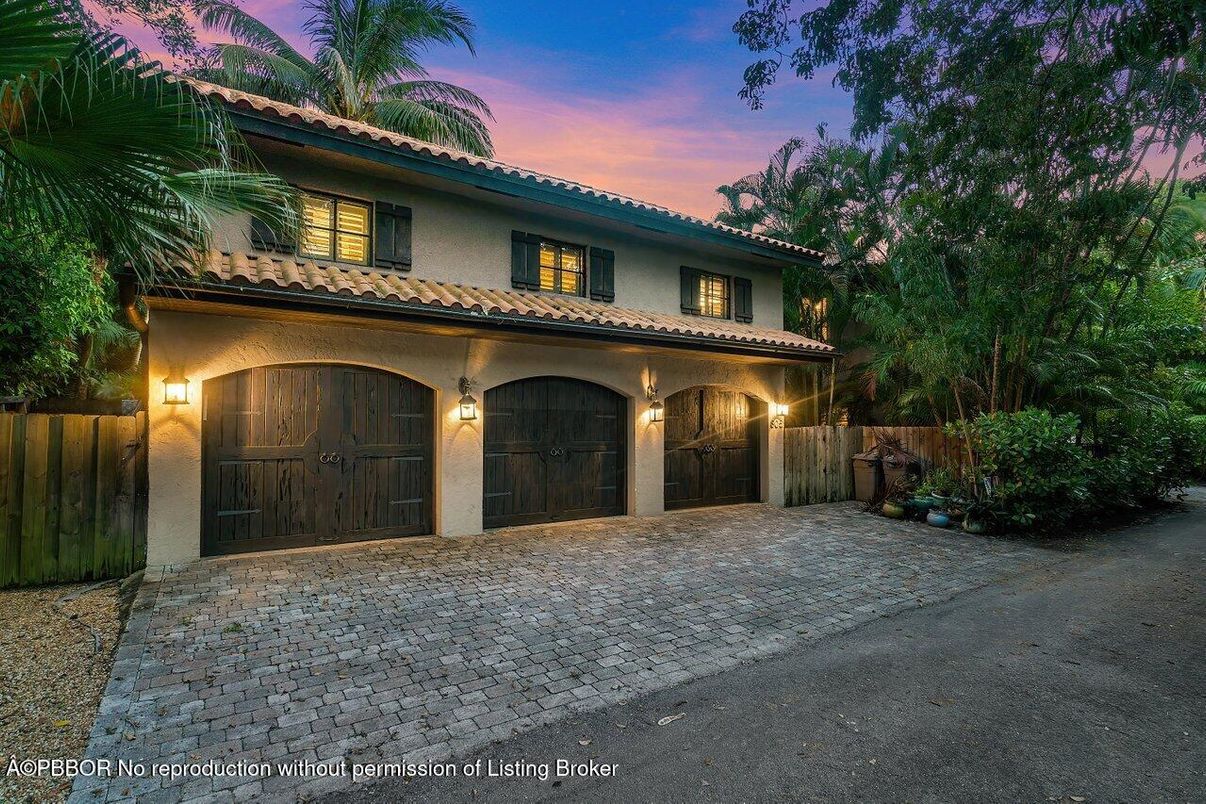 Attached, Exterior, Facade, Mediterranean