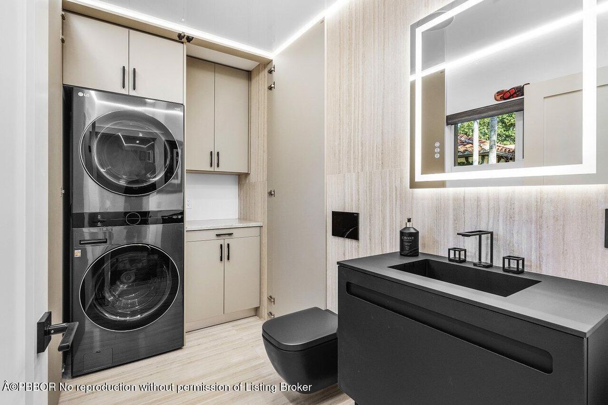 Interior, Utility Closets, Washer, Wood Texture Flooring