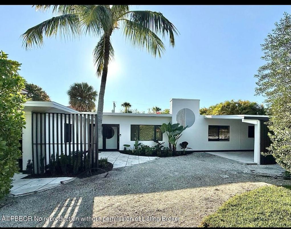 Backyard, Exterior, Facade, Modern