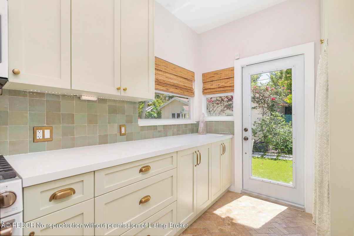 Interior, Washer, Wood Texture Flooring