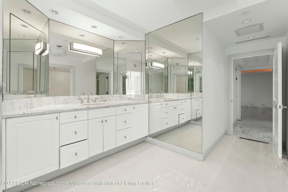 Bathroom, Dual Sink Vanities, Interior, Recessed Lighting