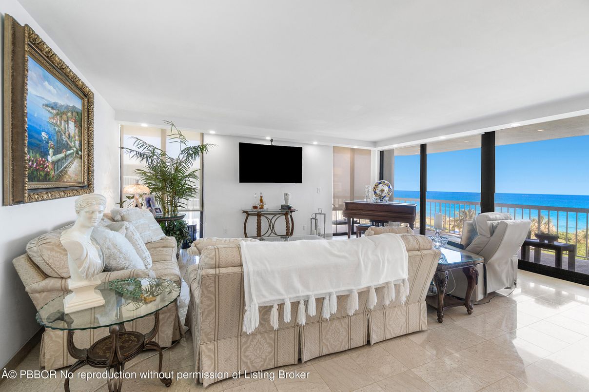 Interior, Living room, Piano, Water