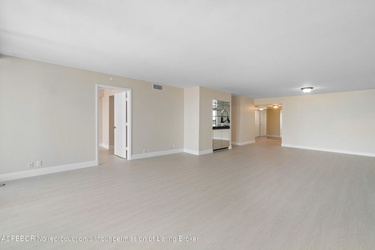 Empty room, Interior